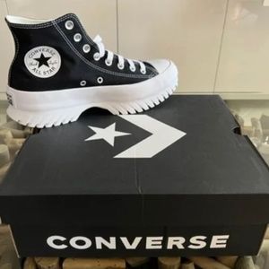 Brand new never worn converse Chuck Taylor All Star Lugged 2.0 Seasonal